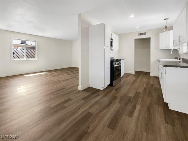 kitchen featuring hanging light fixtures, stainless steel appliances, sink, and dark hardwood / wood-style flooring