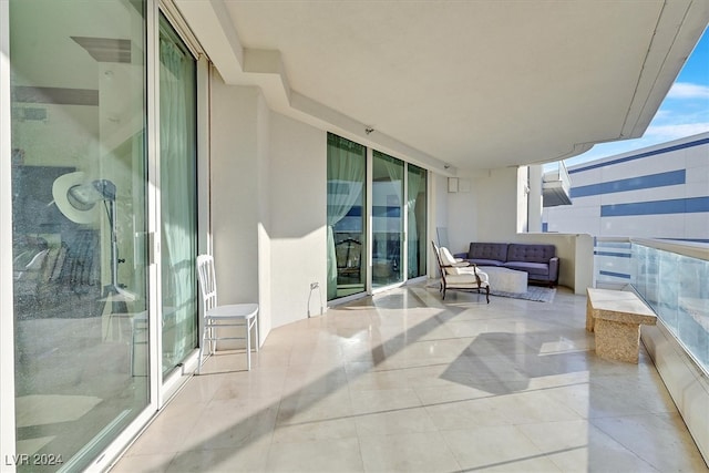 balcony featuring an outdoor hangout area