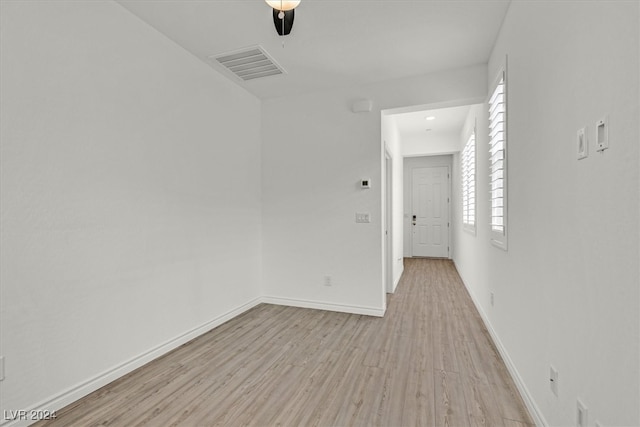 unfurnished room featuring light hardwood / wood-style flooring and ceiling fan