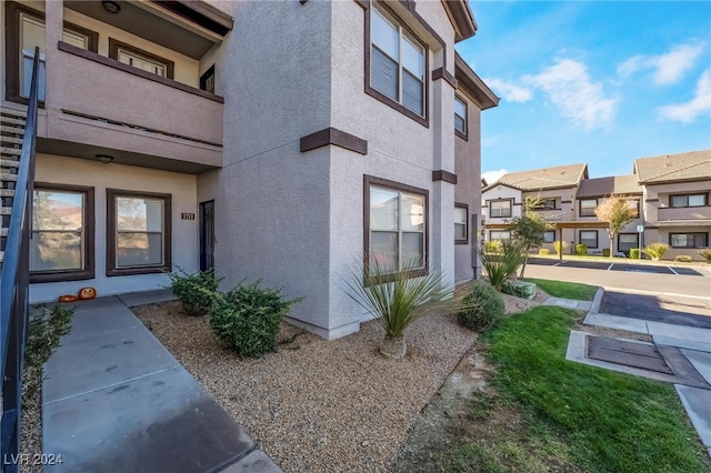 property entrance featuring a balcony