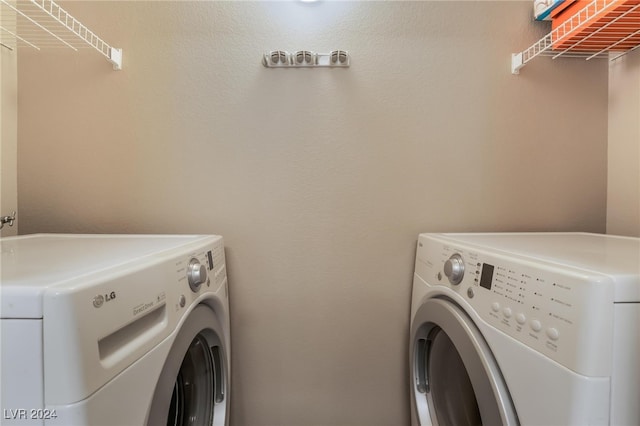 washroom featuring washing machine and clothes dryer