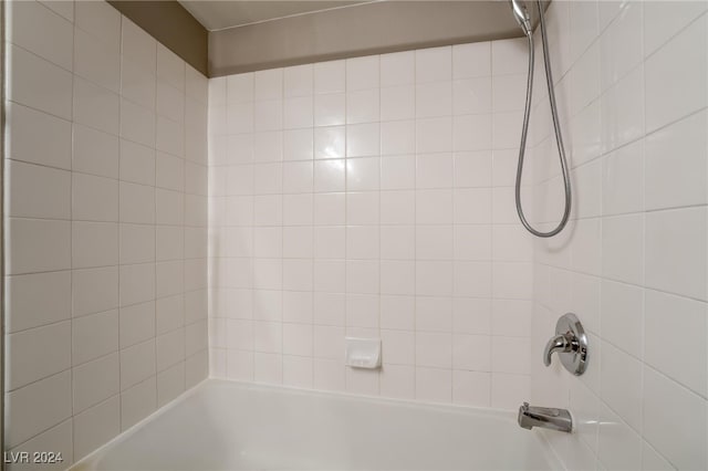 bathroom featuring tiled shower / bath combo