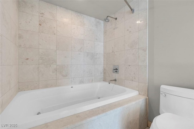 bathroom with toilet and tiled shower / bath