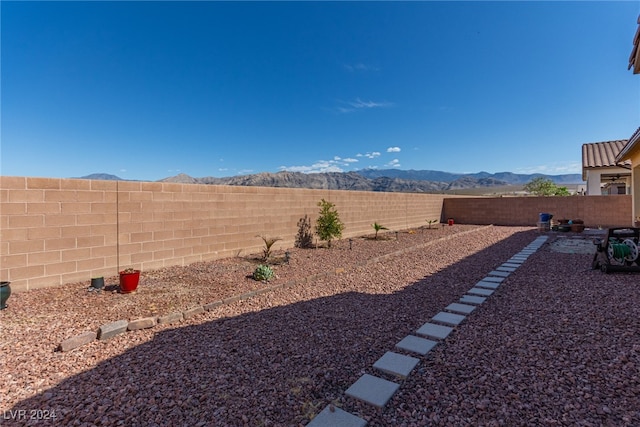 view of yard featuring a mountain view