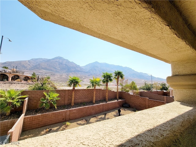 view of yard with a mountain view