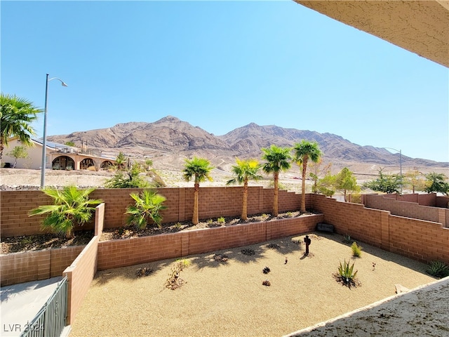 view of yard featuring a mountain view