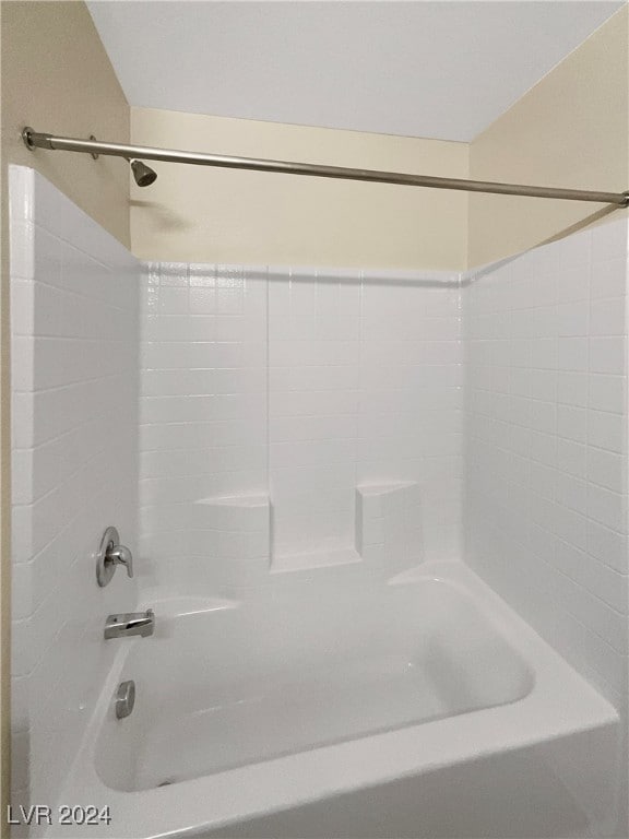 bathroom with bathtub / shower combination