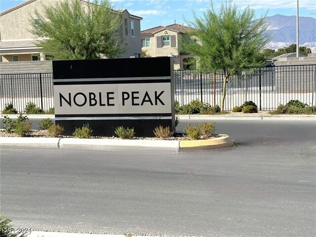 community / neighborhood sign featuring a mountain view