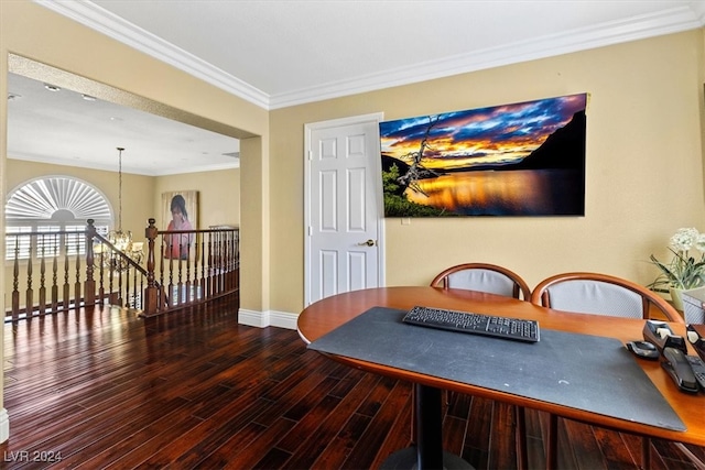 dining room featuring crown molding, dark hardwood / wood-style floors, and an inviting chandelier