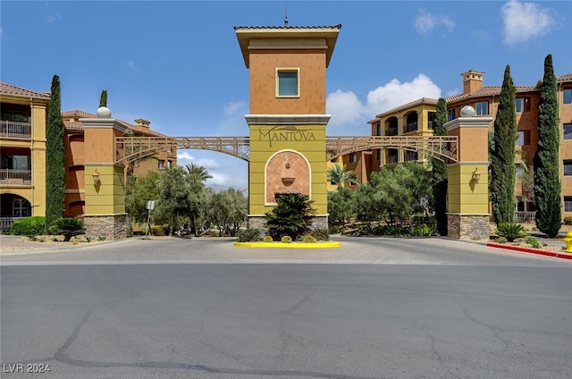 view of front of property featuring a balcony