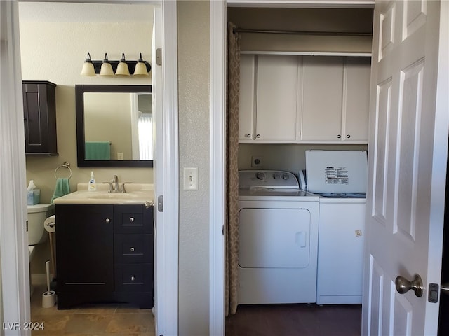 clothes washing area with cabinets, independent washer and dryer, sink, and tile patterned floors