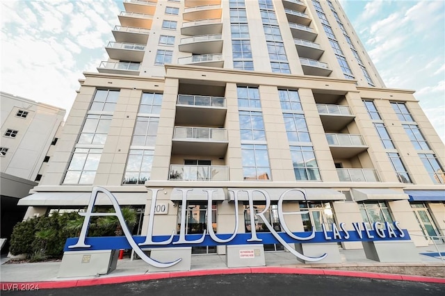 view of apartment building / complex
