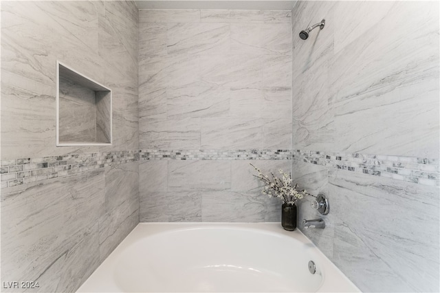 bathroom with tiled shower / bath combo