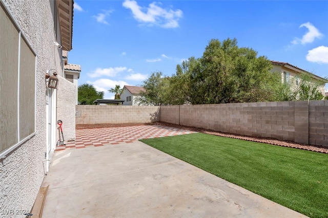 view of yard featuring a patio