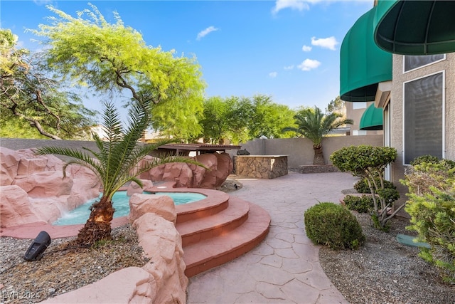 view of yard featuring an in ground hot tub