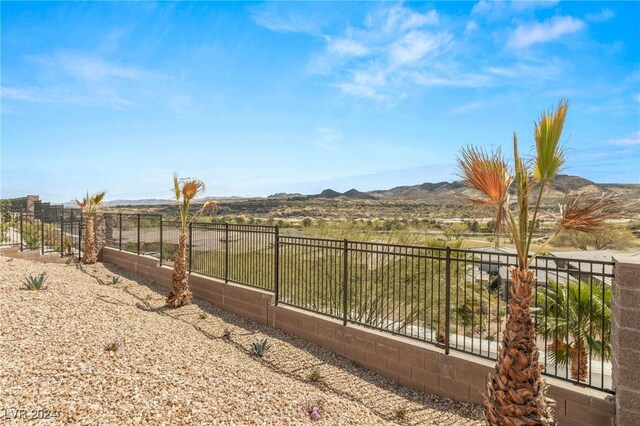 view of yard with a mountain view