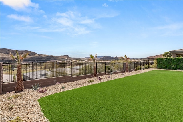 view of yard featuring a mountain view