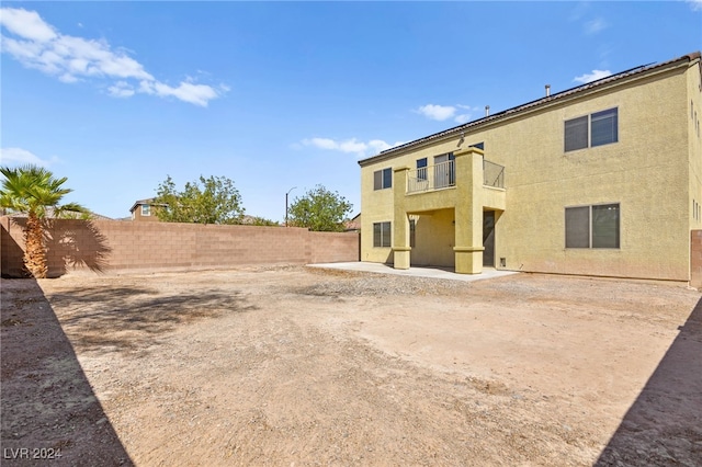 view of yard featuring a balcony