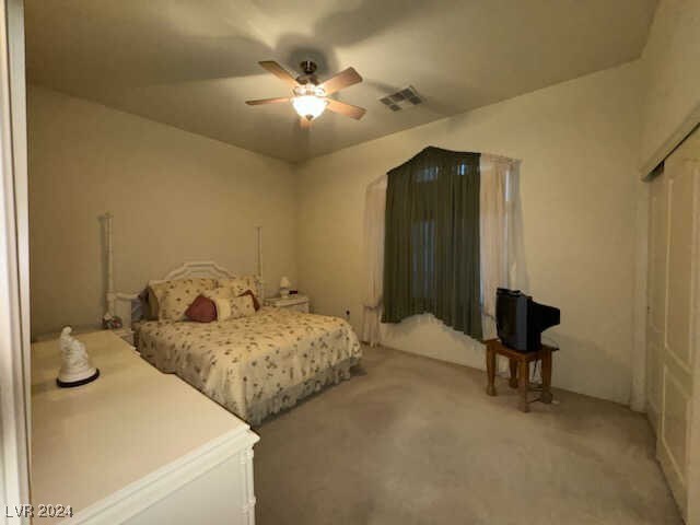 bedroom with carpet flooring and ceiling fan