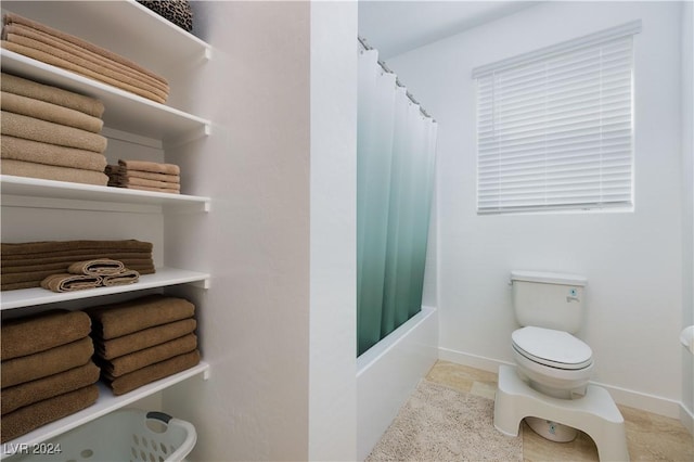 bathroom featuring toilet and shower / bath combo