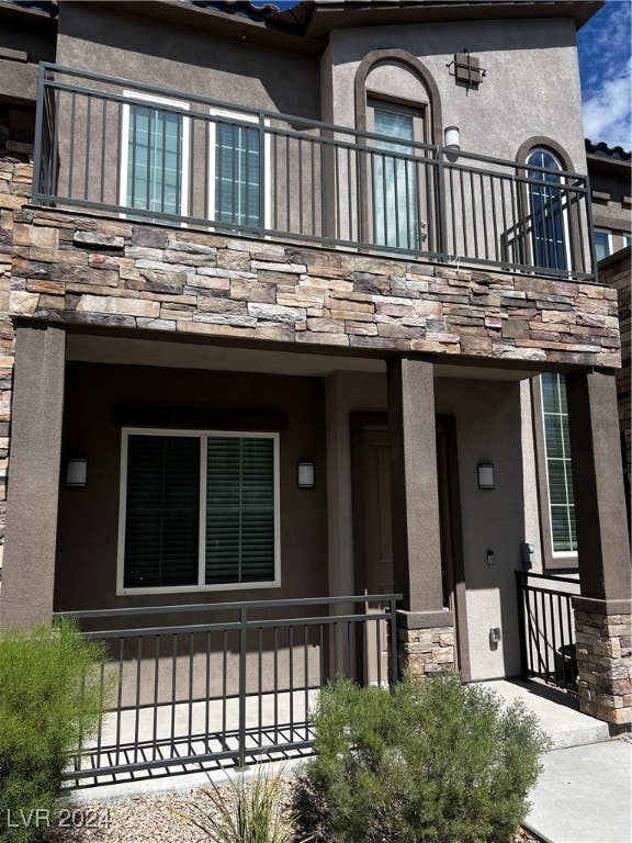 property entrance featuring a balcony