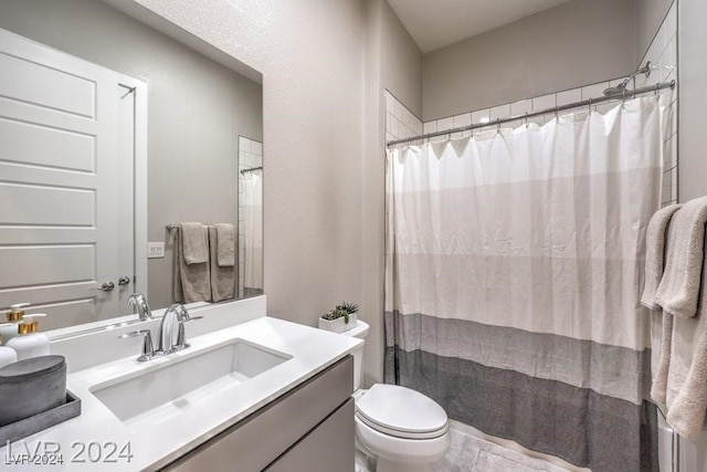 bathroom featuring a shower with shower curtain, vanity, and toilet