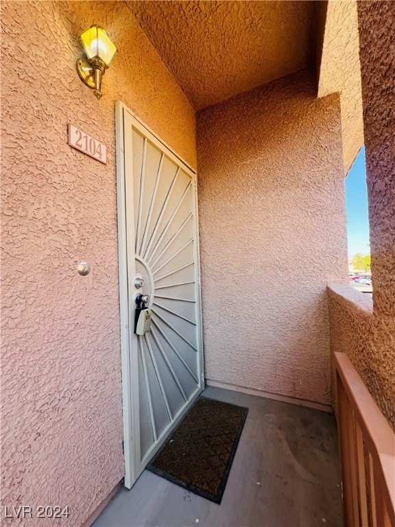 property entrance featuring a balcony