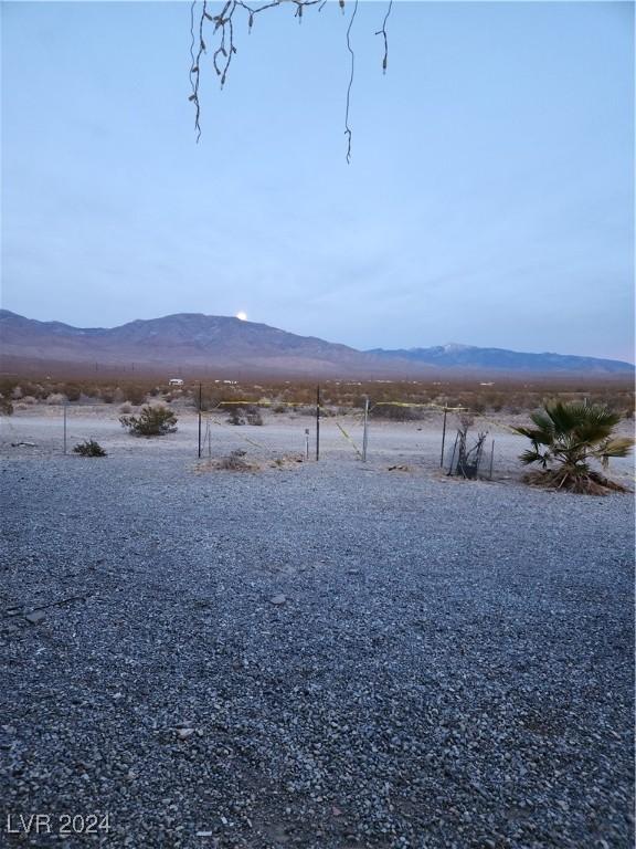 view of yard with a mountain view