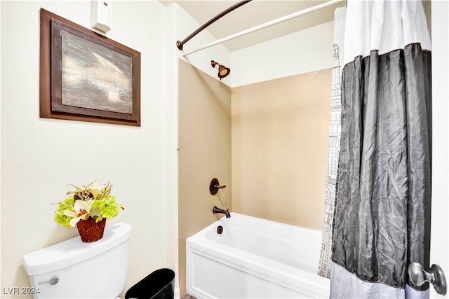 bathroom featuring shower / tub combo with curtain and toilet