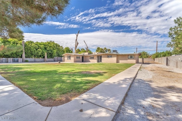 view of front of house featuring a front lawn