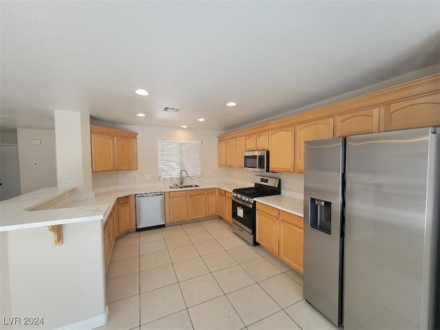 kitchen with recessed lighting, stainless steel appliances, a sink, visible vents, and a peninsula