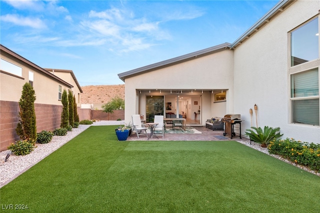 view of yard with a patio area