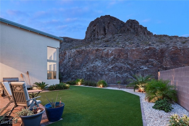 view of yard with a mountain view