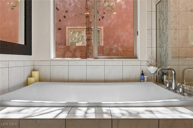6 Lago Turchino Ct, Henderson, NV 89011 - bathroom with tiled tub