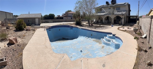 view of swimming pool featuring a hot tub and a patio area