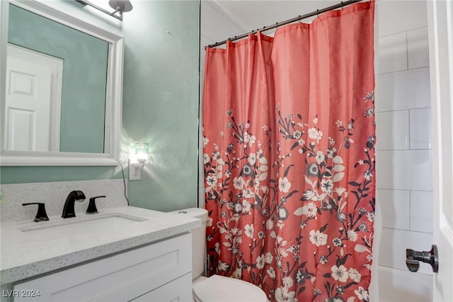 full bathroom featuring shower / bath combo with shower curtain, toilet, and vanity