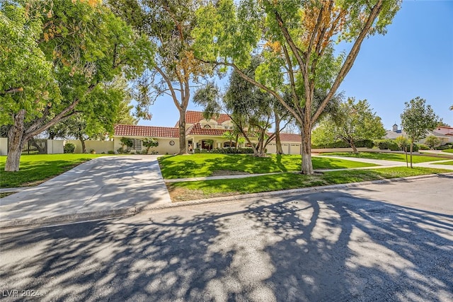 view of front of property featuring a front yard