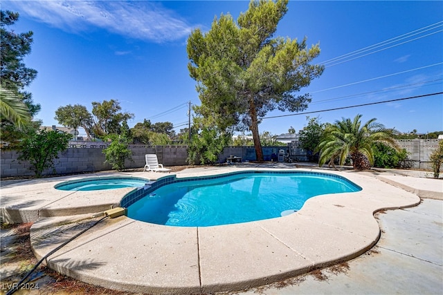 view of pool with an in ground hot tub and a patio area