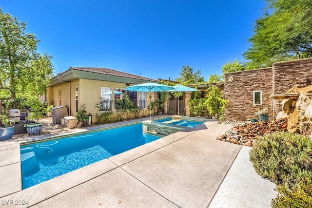 view of pool with an in ground hot tub and a patio area