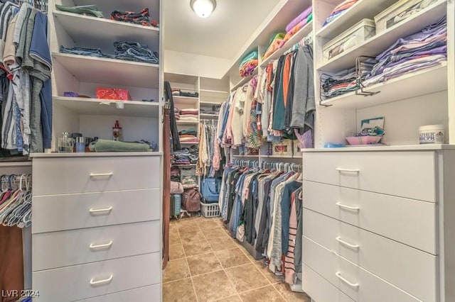 walk in closet featuring light tile patterned floors