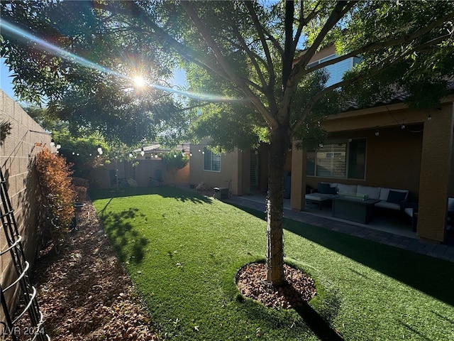 view of yard featuring outdoor lounge area and a patio area