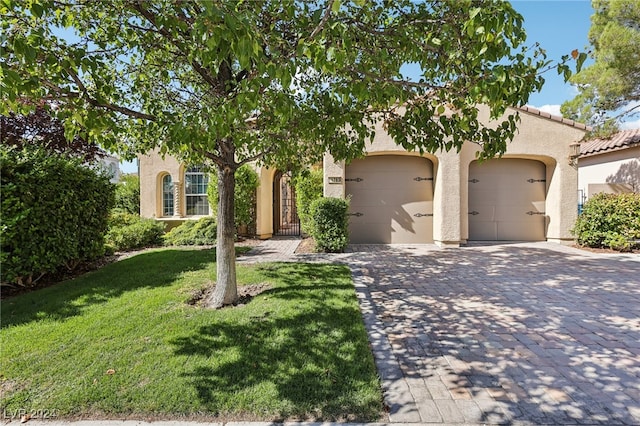 view of front of home featuring a front lawn and a garage