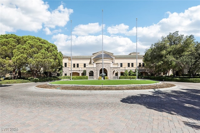 view of front of property featuring a front yard