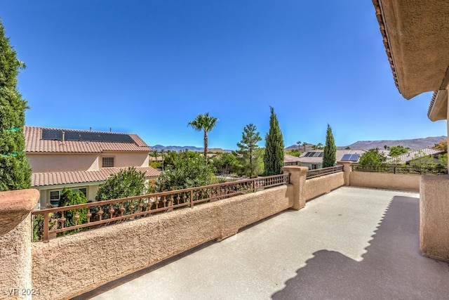 view of yard featuring a mountain view