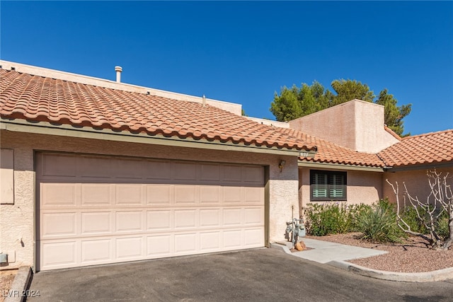 view of front facade featuring a garage