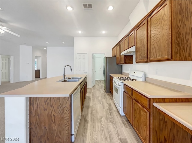 kitchen featuring a kitchen island with sink, sink, light hardwood / wood-style flooring, white appliances, and ceiling fan