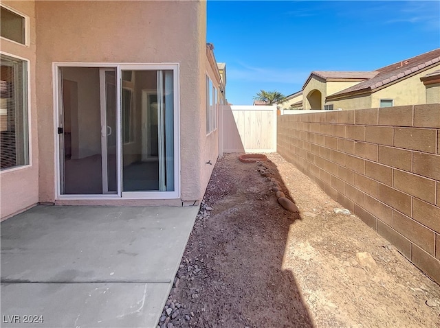 view of yard with a patio area