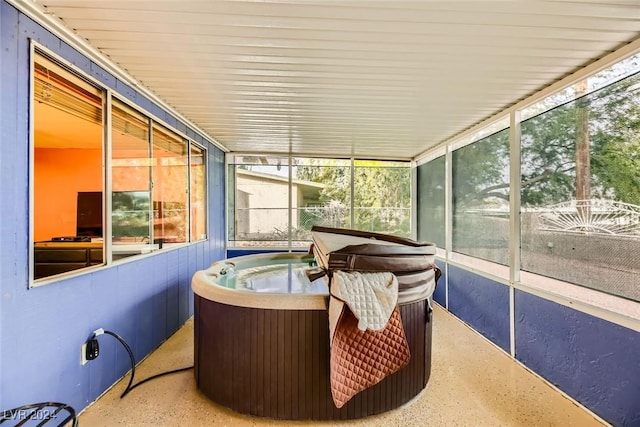 sunroom / solarium featuring a jacuzzi