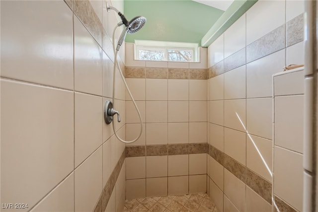 bathroom featuring tiled shower