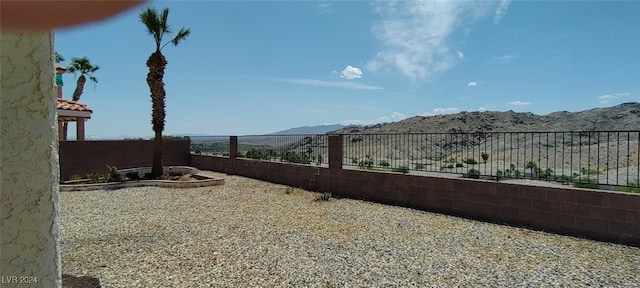 view of yard featuring a mountain view